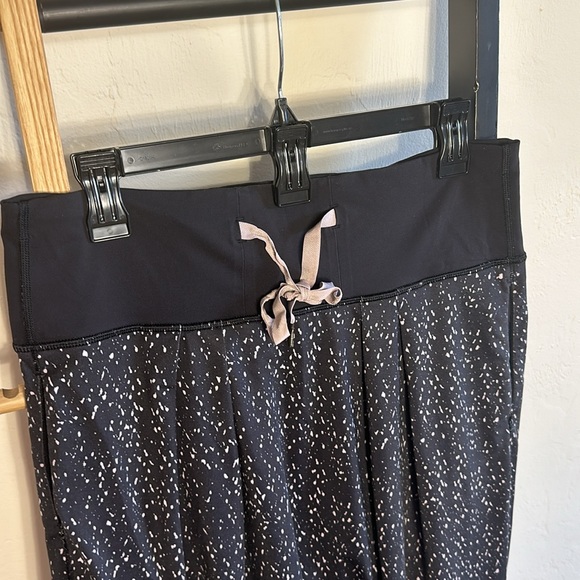 Vintage Lululemon Drop It Crop (Size 10) - Picture 3 of 8